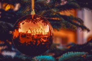Weihnachtskugel am Baum