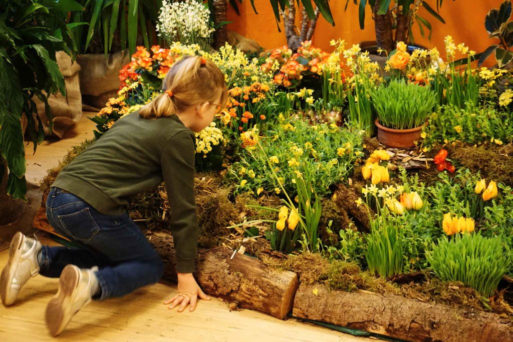 Man sieht ein Bild von einem Besuch im Ostergarten.