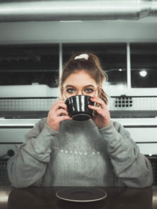 Frau mit Kaffeetasse in einer Küche